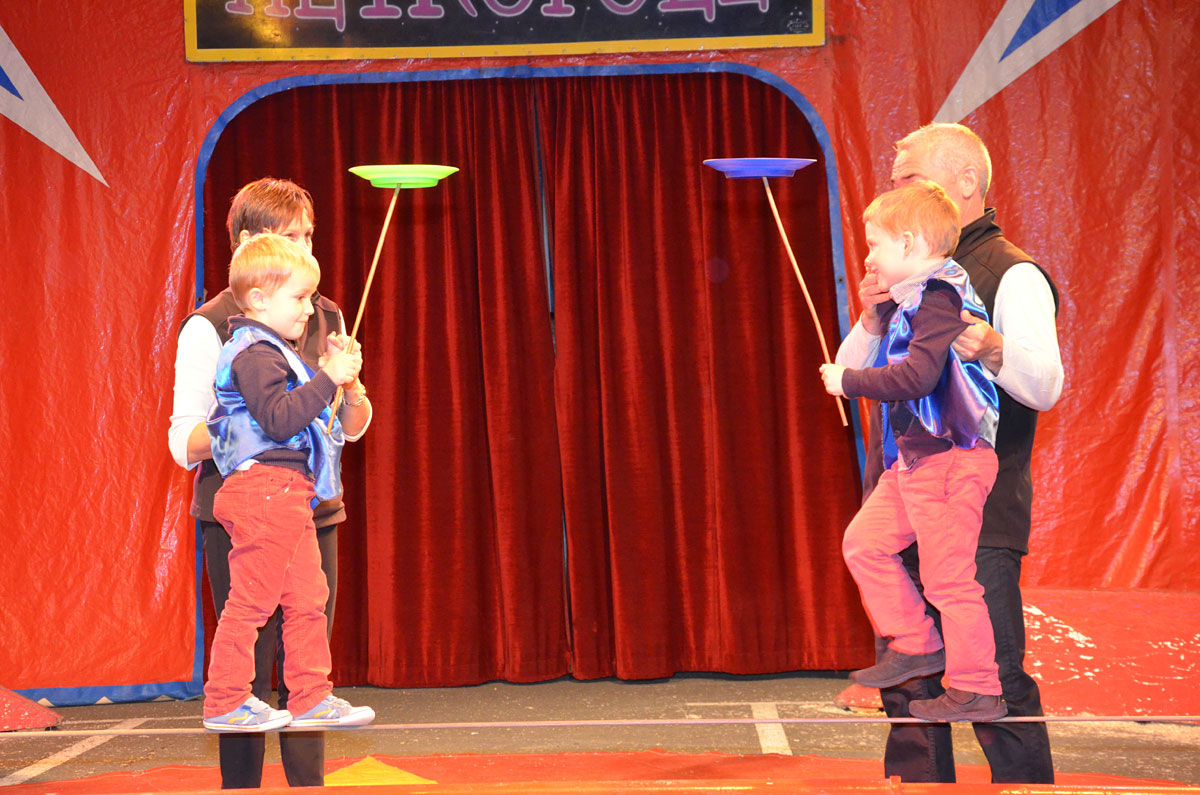 Enfants au cirque l'Ecole Sainte Therese (Vitré 35)
